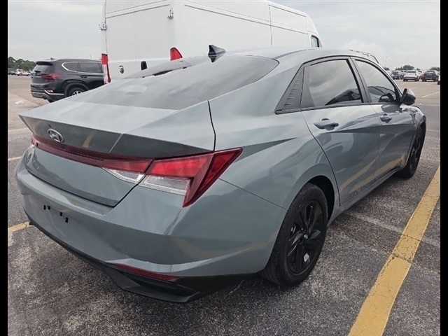2021 Hyundai Elantra SEL photo 2