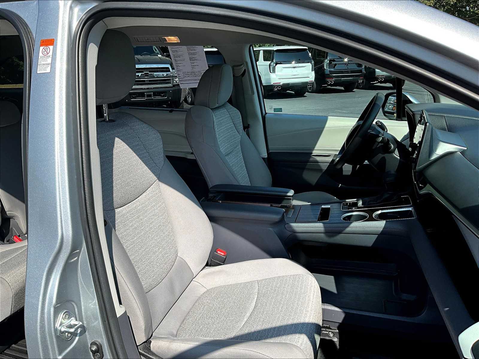 2023 Toyota Sienna LE photo 11