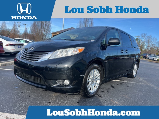 2017 Toyota Sienna XLE's photo