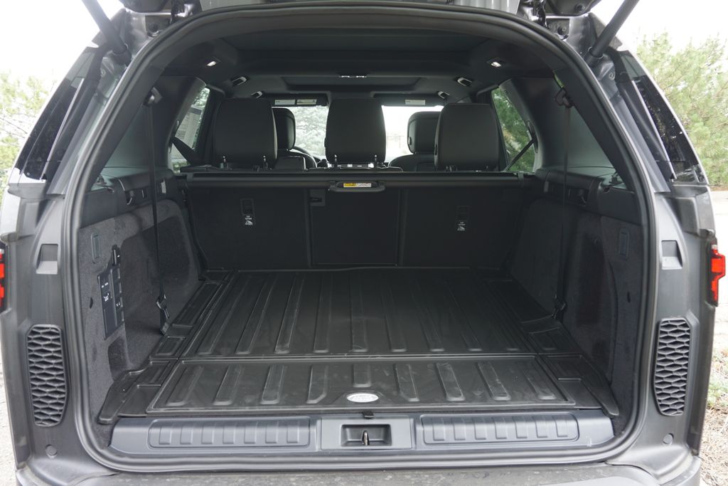 2025 Land Rover Discovery S photo 31