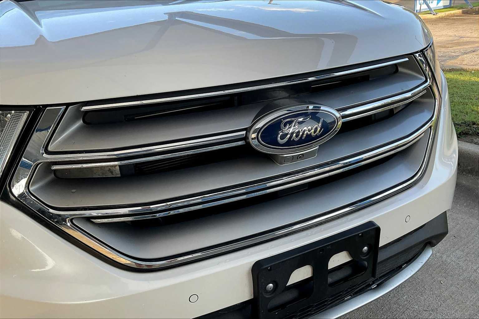 2017 Ford Edge Titanium photo 28