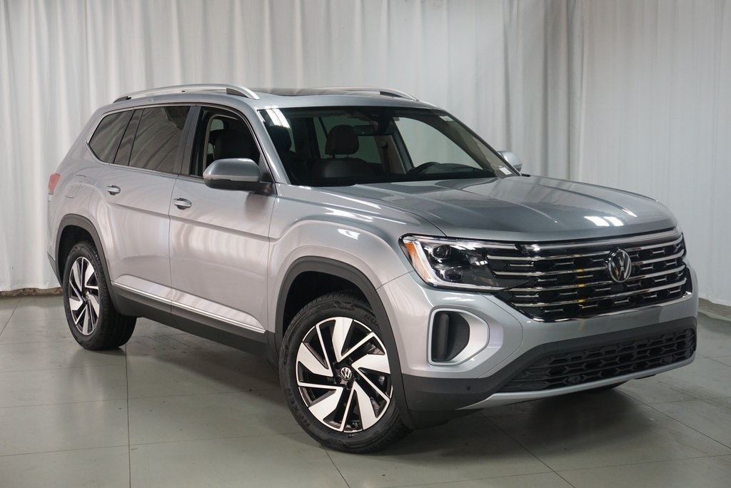 2025 Volkswagen Atlas SEL photo 2
