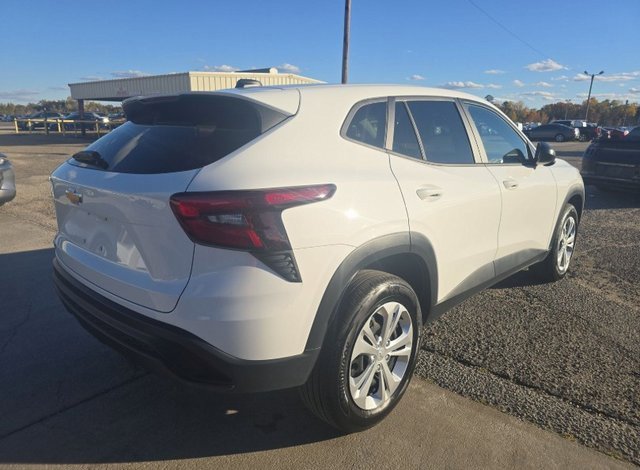 2025 Chevrolet Trax LS photo 2