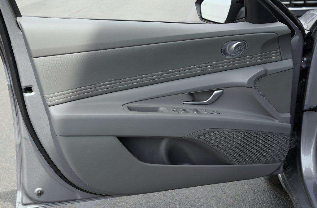 2025 Hyundai Elantra SEL Sport photo 8