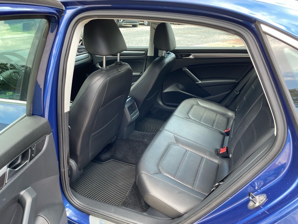 2017 Volkswagen Passat R-Line photo 20