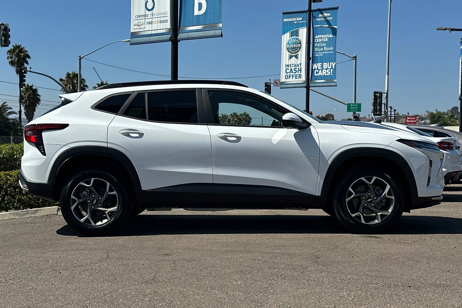2025 Chevrolet Trax photo 2