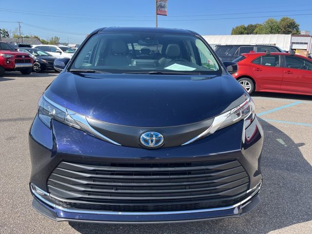 2024 Toyota Sienna XLE photo 2