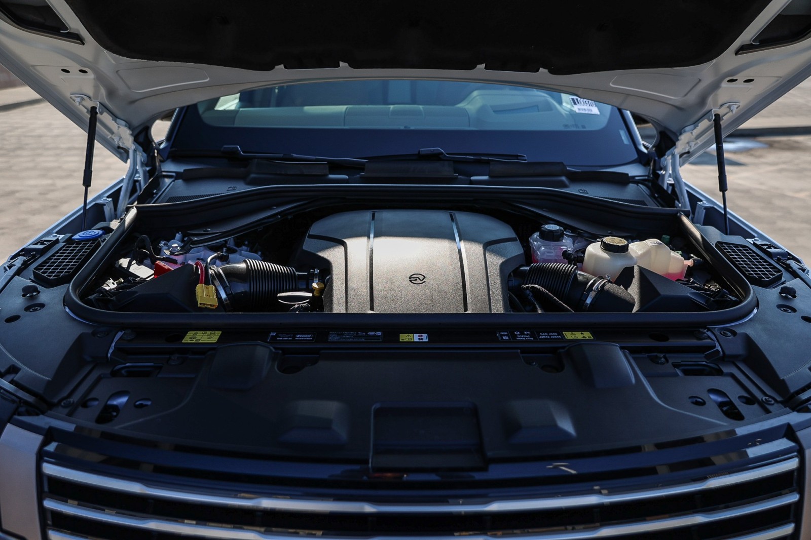 2025 Land Rover Range Rover SV photo 23