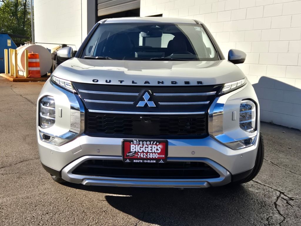 2025 Mitsubishi Outlander SE photo 2