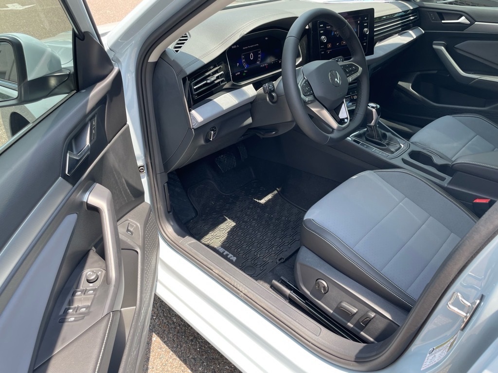 2025 Volkswagen Jetta SE photo 4