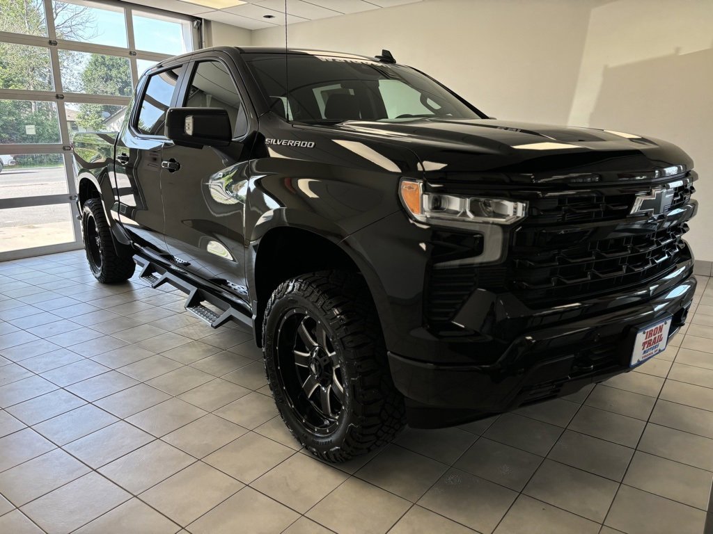 2024 Chevrolet Silverado 1500 RST photo 2