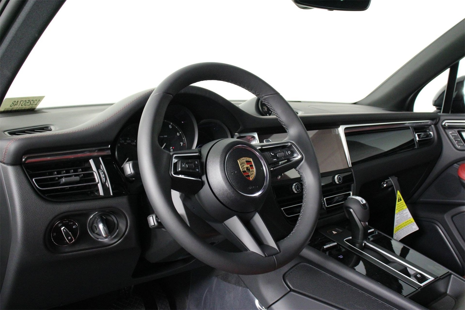2025 Porsche Macan T photo 4