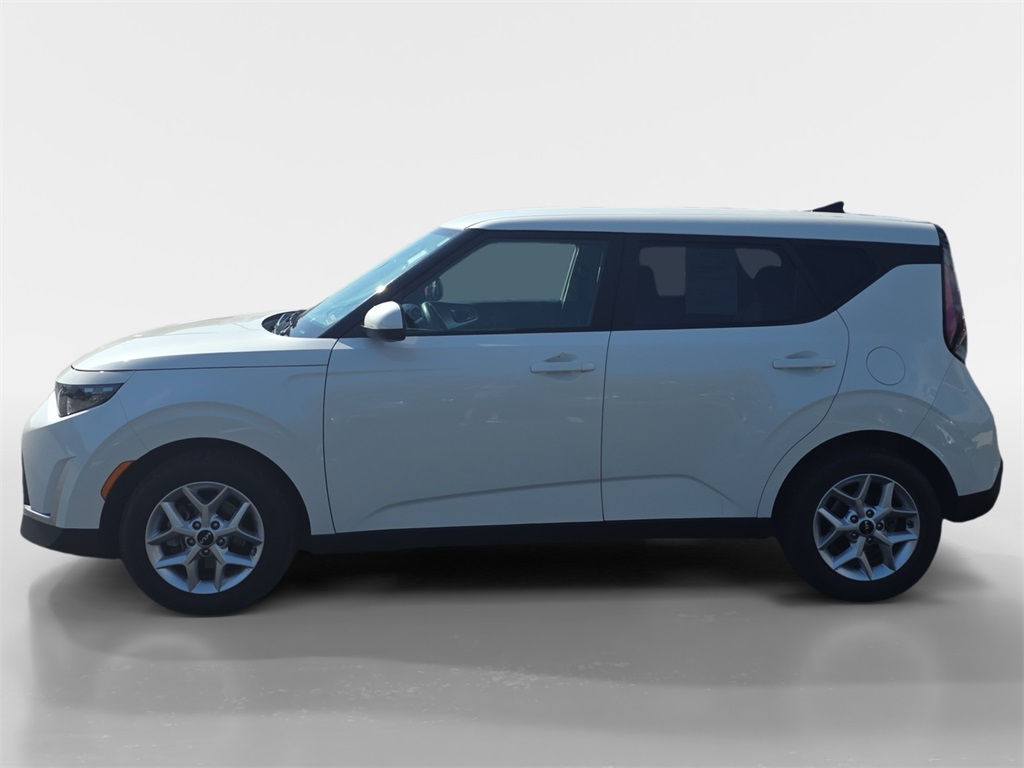 2024 Kia Soul LX photo 2