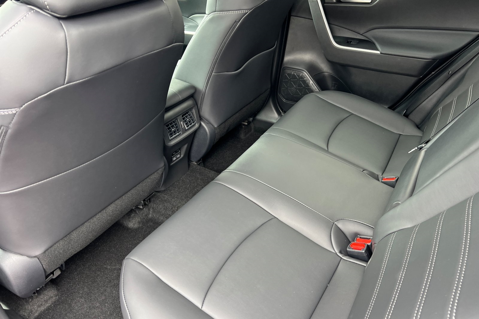 2025 Toyota RAV4 XLE Premium photo 5