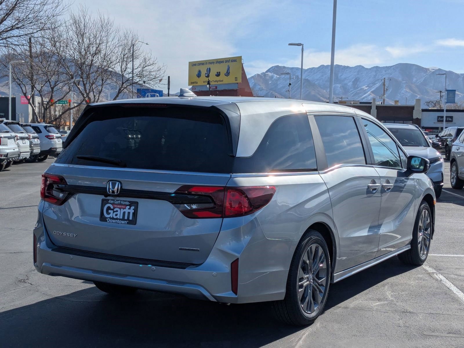 2025 Honda Odyssey Touring photo 3