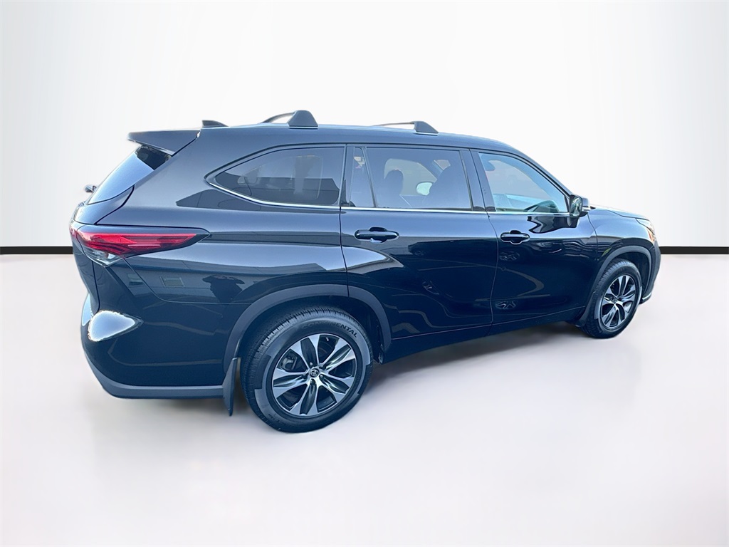 2021 Toyota Highlander XLE photo 3