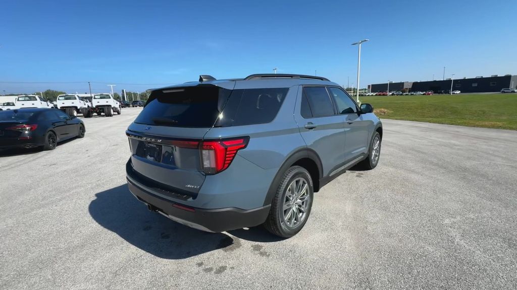 2025 Ford Explorer photo 8