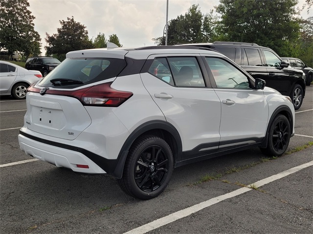 2023 Nissan Kicks SR photo 2