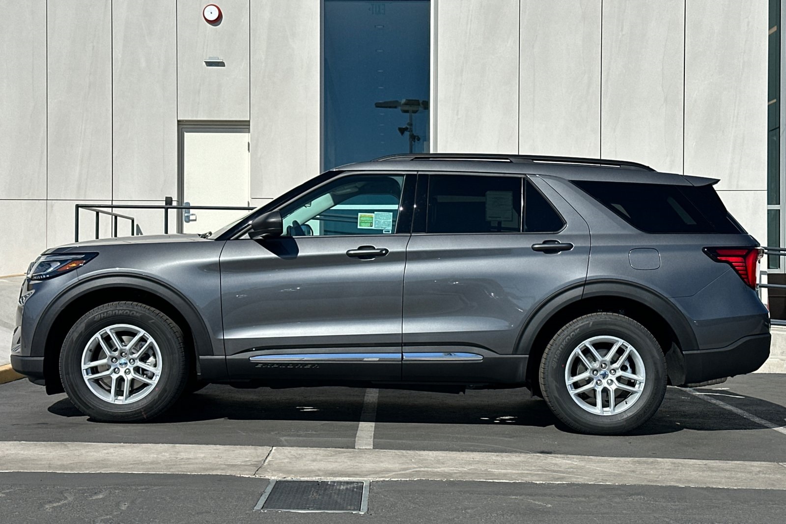 2025 Ford Explorer photo 6