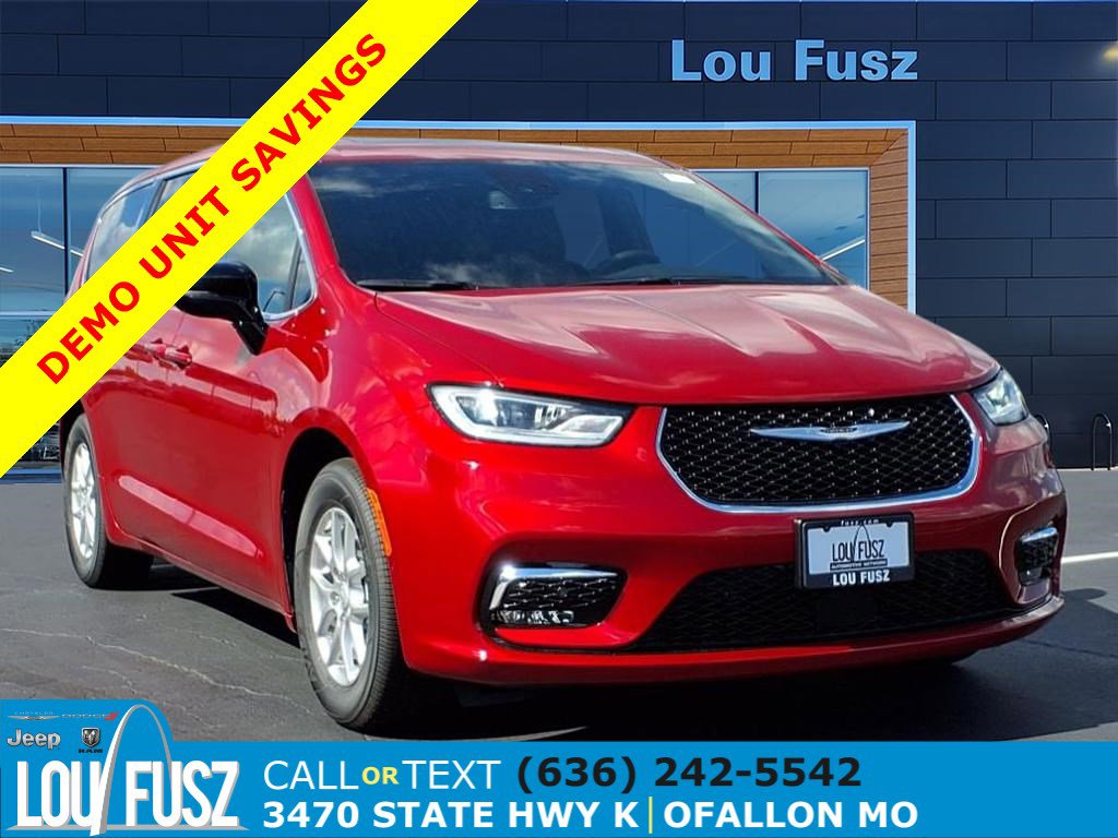 2026 Chrysler Pacifica Select's photo