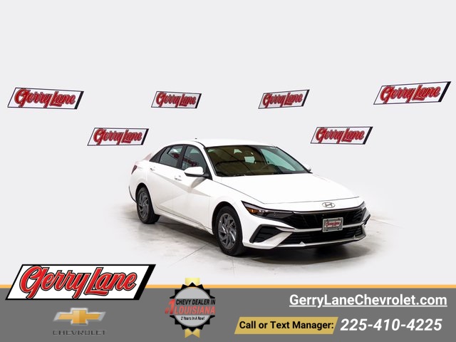 Used 2024 White Hyundai SEL image 1