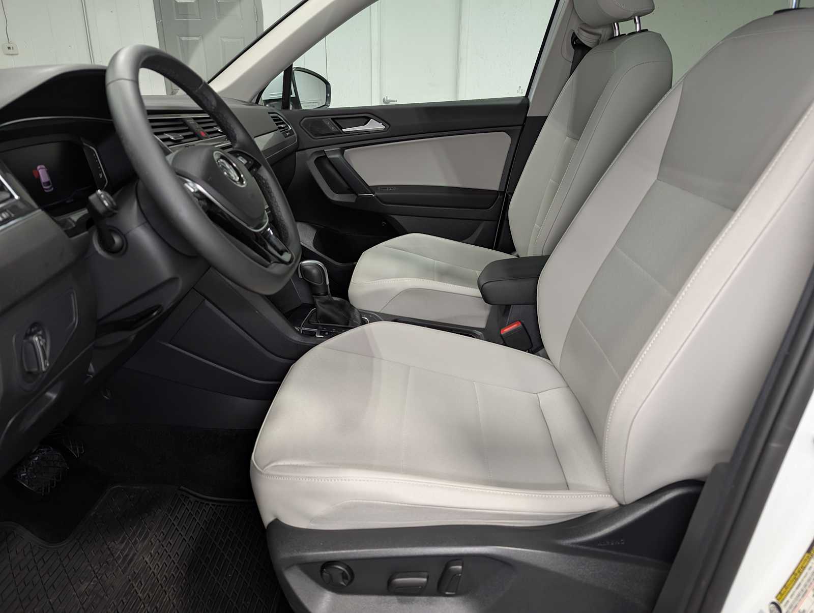 2020 Volkswagen Tiguan SEL photo 4