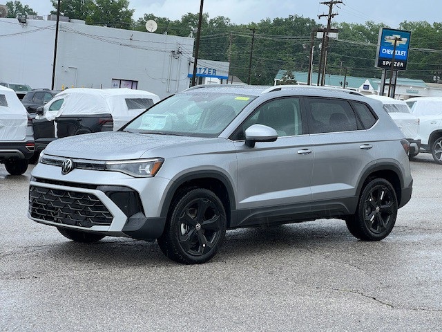 2025 Volkswagen Taos SEL photo 8
