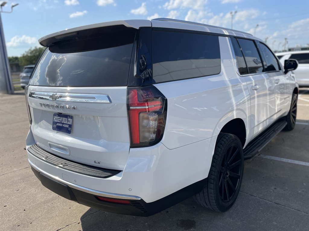2022 Chevrolet Suburban LT photo 2