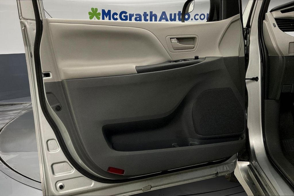 2020 Toyota Sienna L photo 22