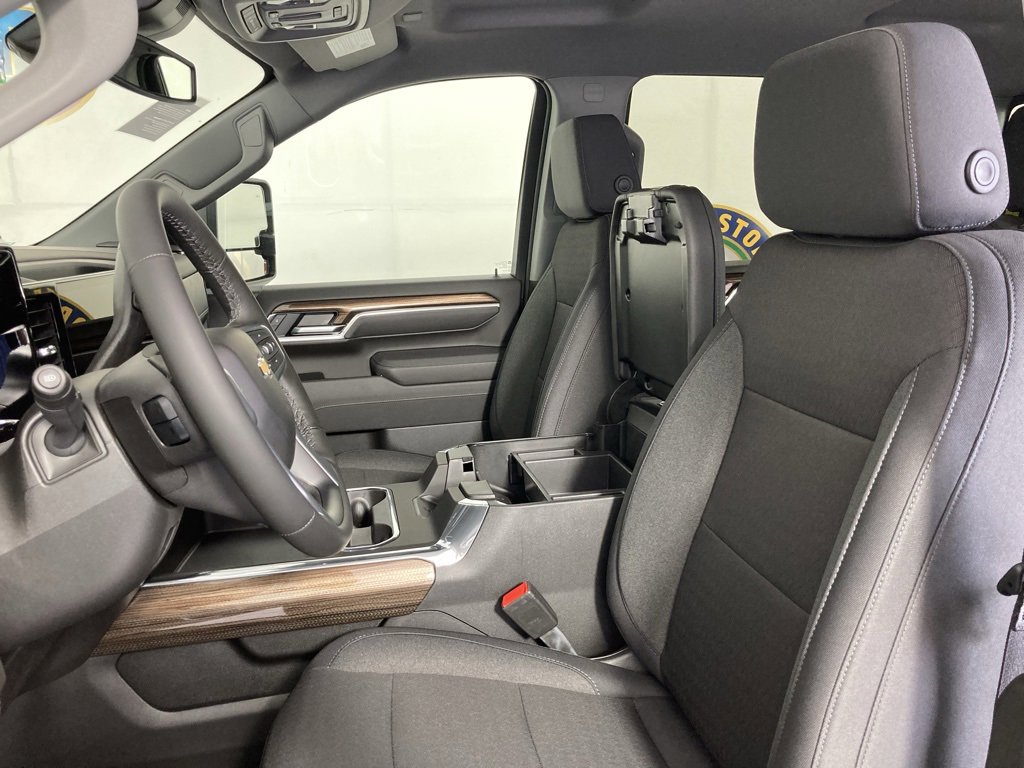 2026 Chevrolet Silverado 2500HD LT photo 9
