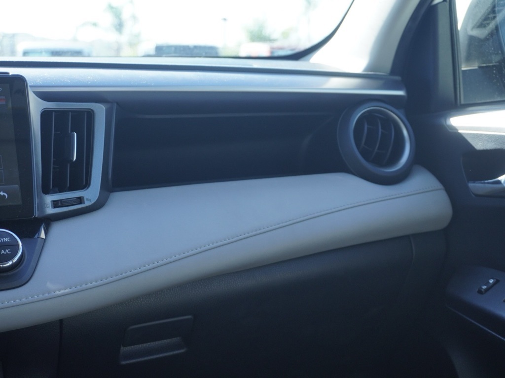 2018 Toyota RAV4 Hybrid XLE photo 24