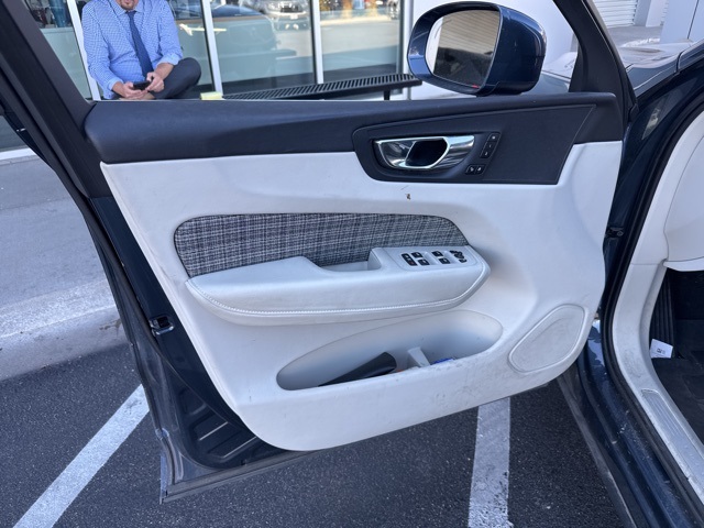 2020 Volvo XC60 T5 Momentum photo 7