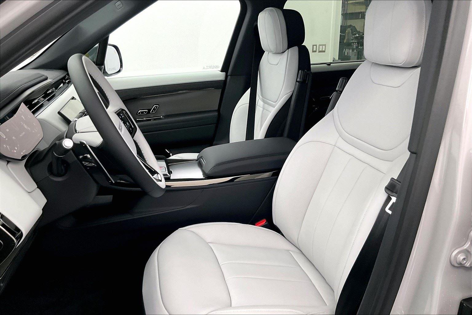 2025 Land Rover Range Rover Sport SE photo 4