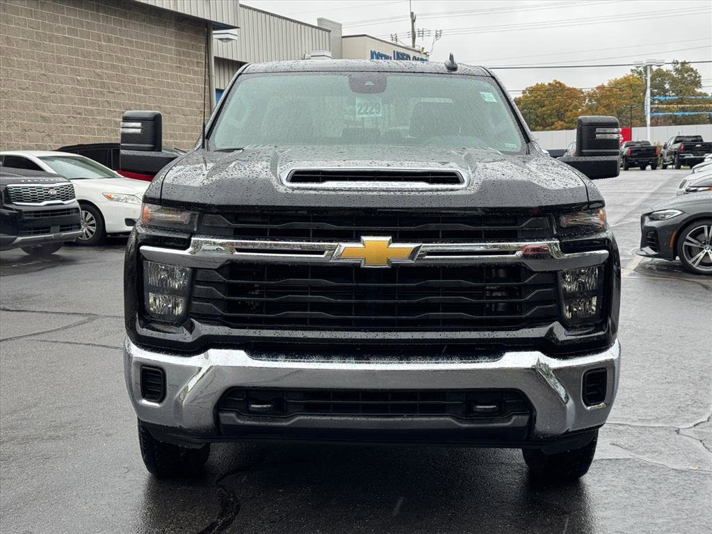 2024 Chevrolet Silverado 2500HD LT photo 2