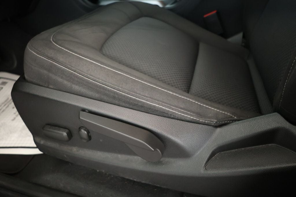 2022 Chevrolet Colorado LT photo 9