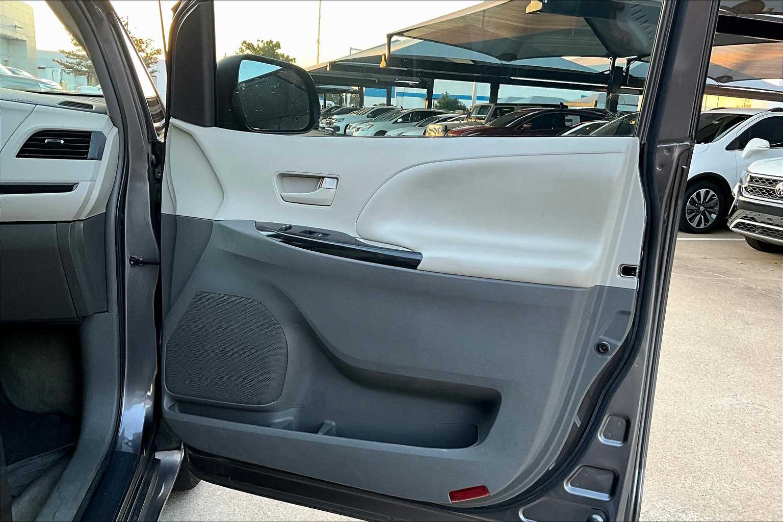 2013 Toyota Sienna LE photo 24