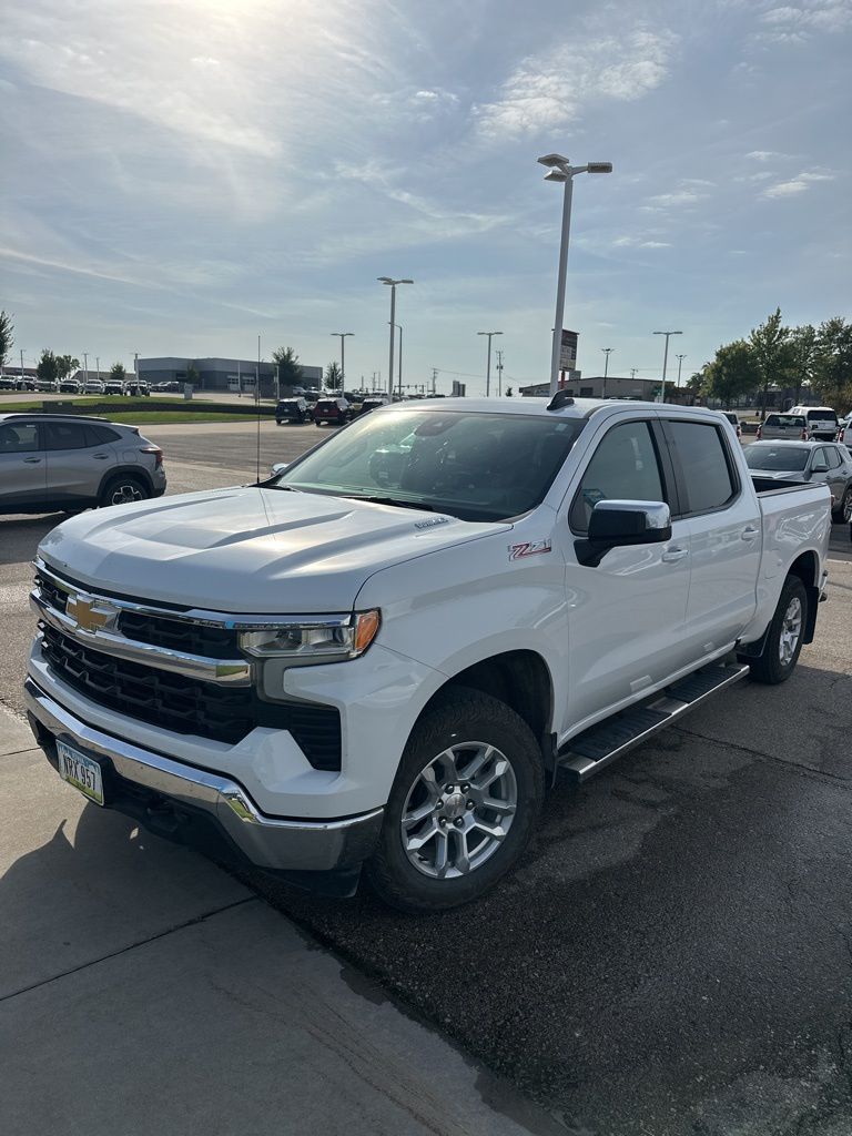 2024 Chevrolet Silverado 1500 LT photo 4