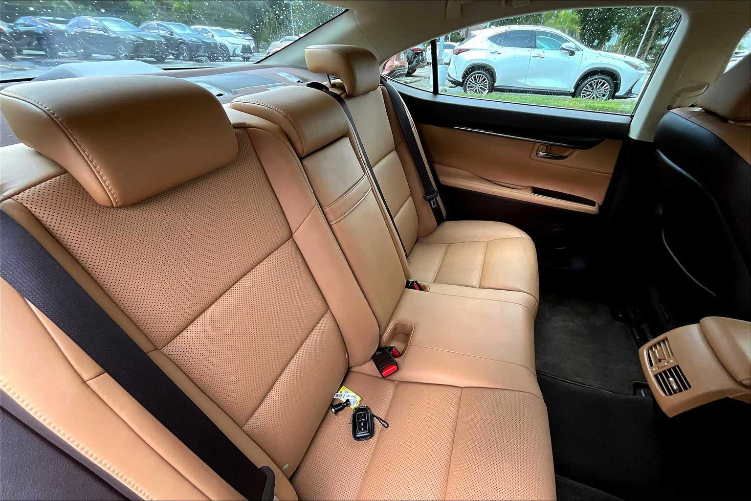 2017 Lexus ES 350 photo 19