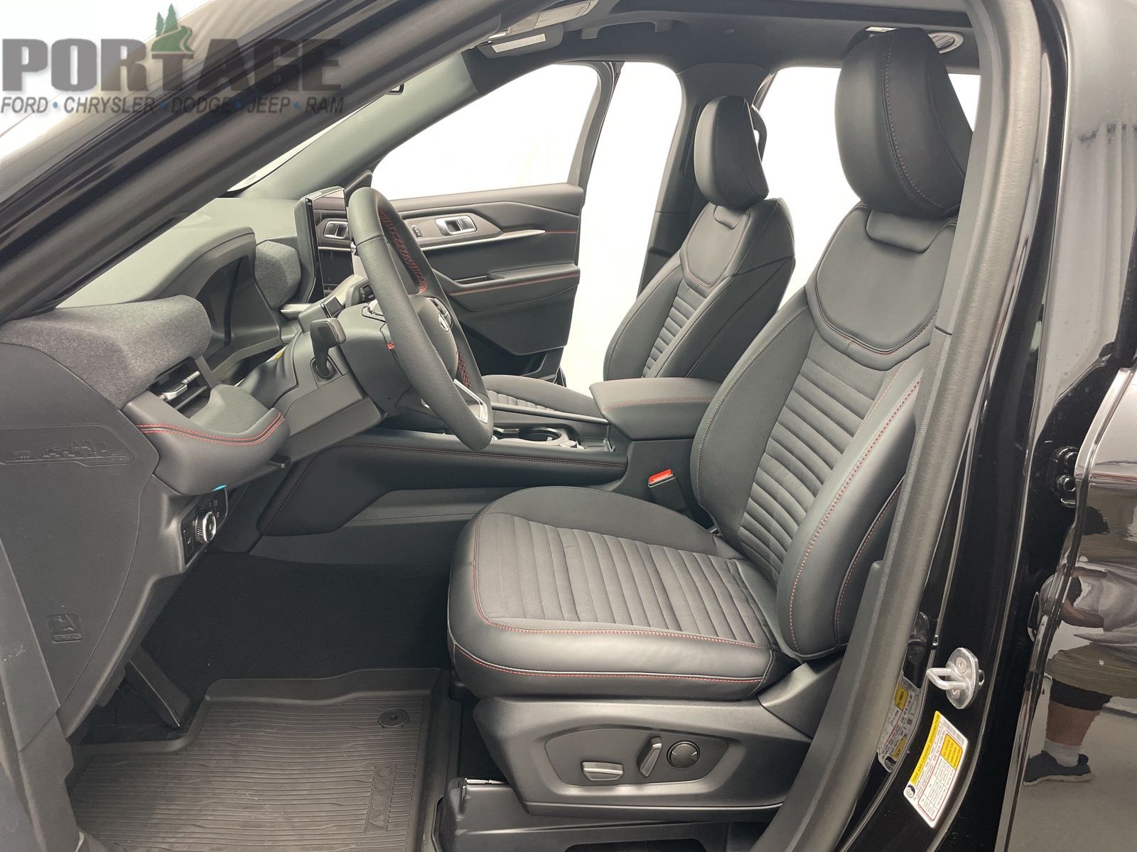2025 Ford Explorer ST-Line photo 8