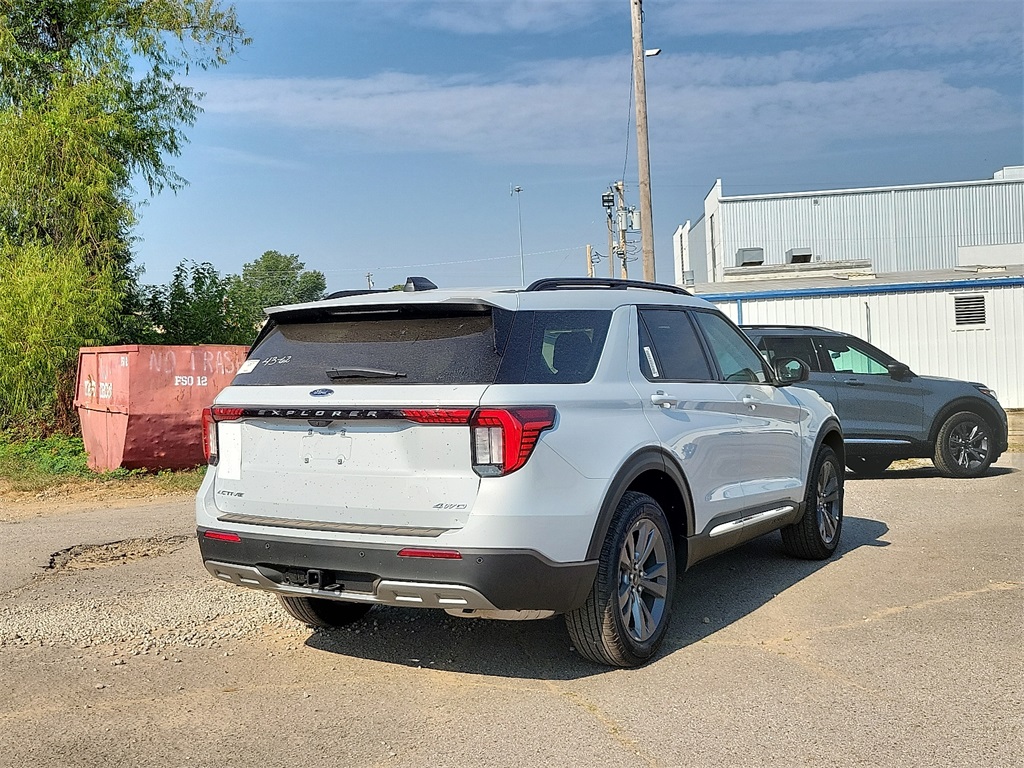 2025 Ford Explorer photo 4