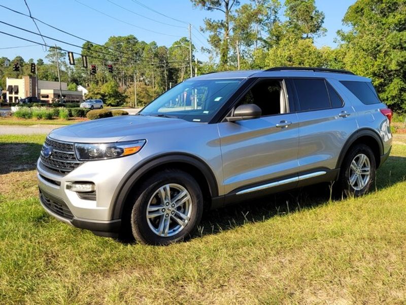 2023 Ford Explorer XLT photo 3