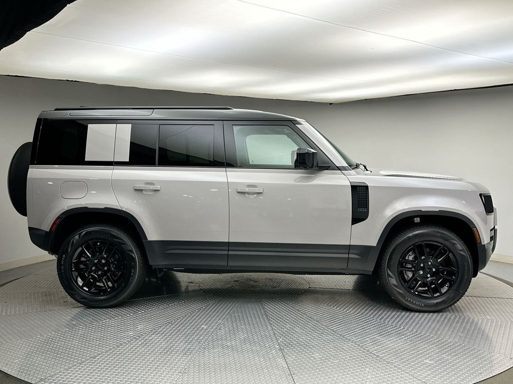 2026 Land Rover Defender 110 photo 3