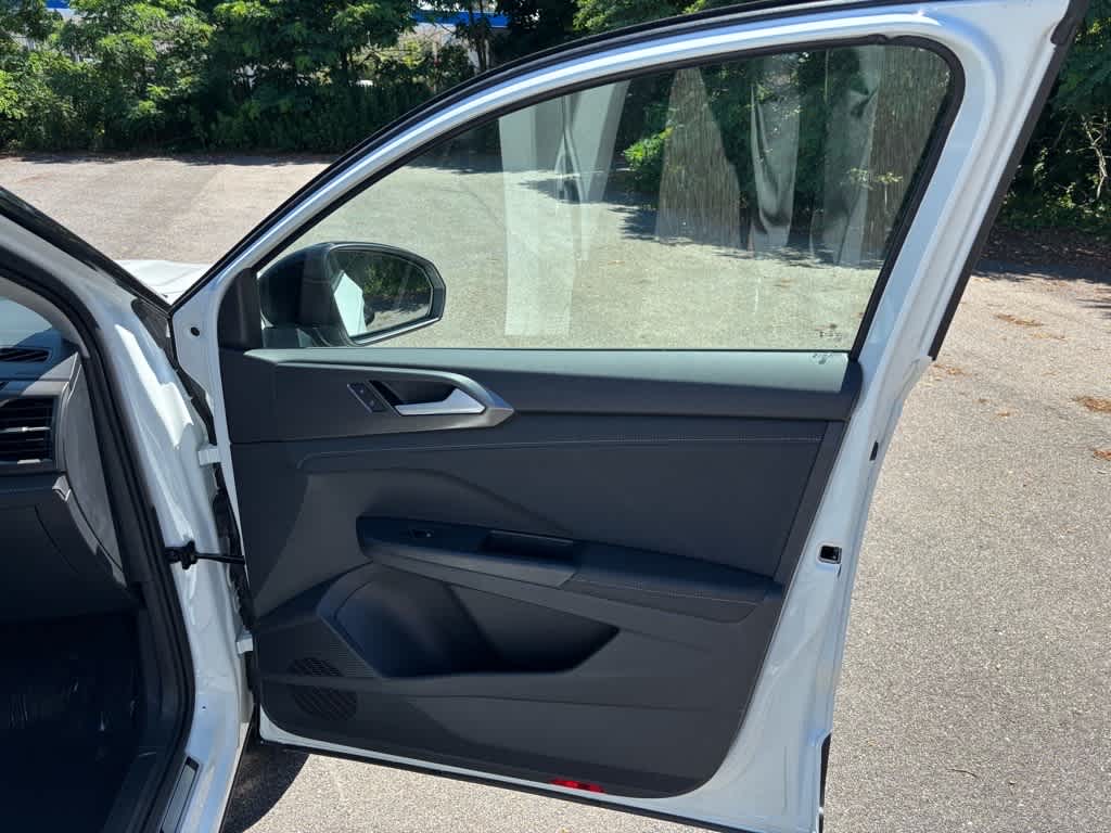 2025 Volkswagen Taos SE photo 3