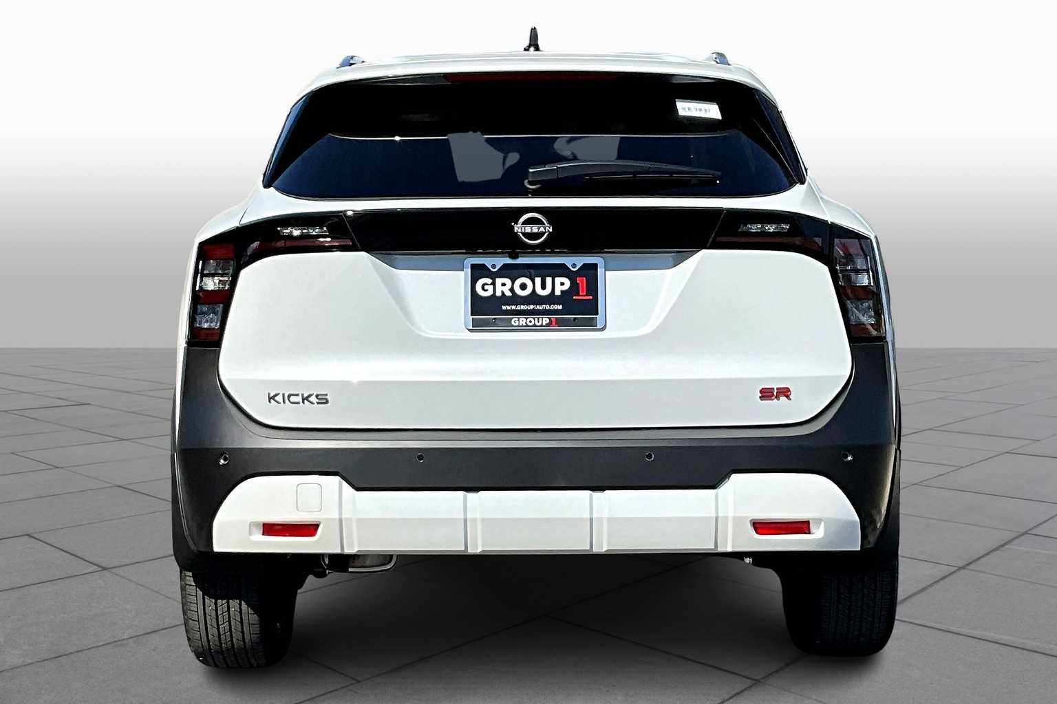 2026 Nissan Kicks SR photo 3