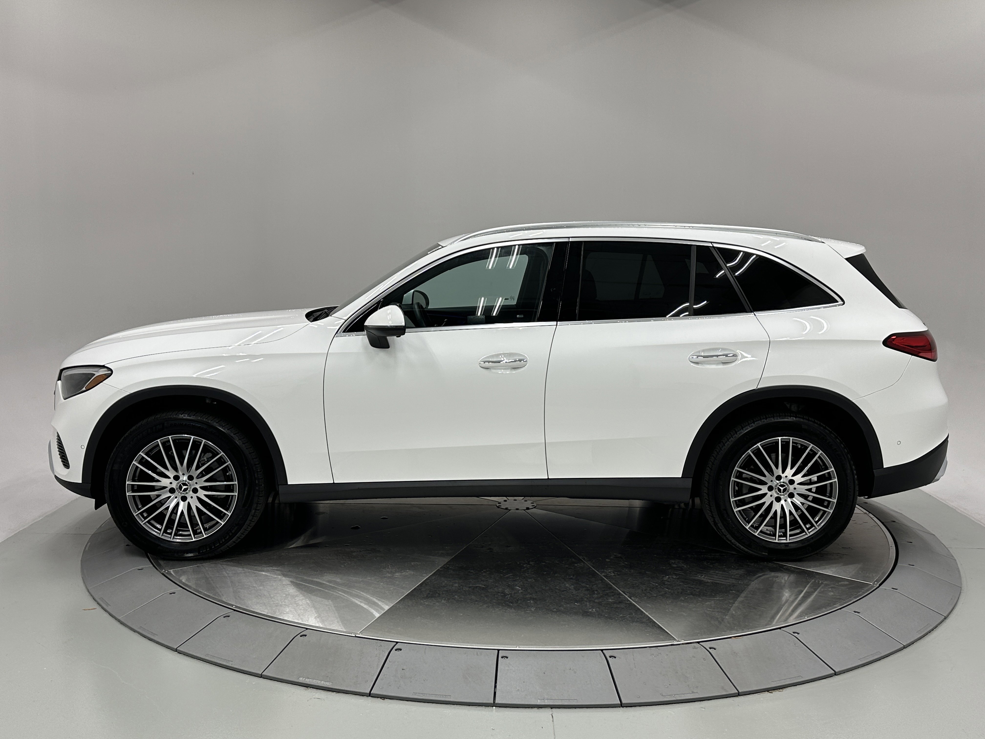 2025 Mercedes Benz GLC 300 4MATIC photo 3