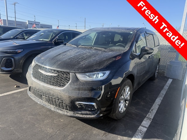 2025 Chrysler Pacifica Select's photo