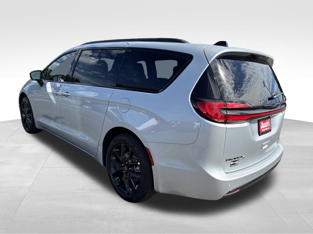 2026 Chrysler Pacifica photo 2