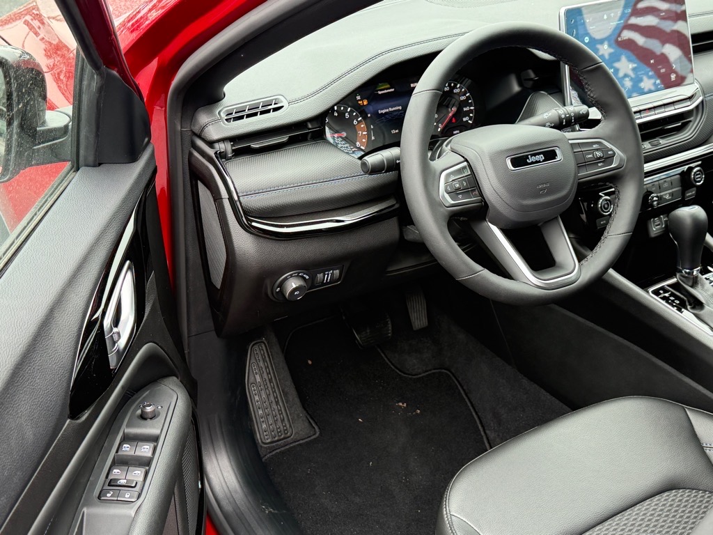 2025 Jeep Compass Latitude photo 3