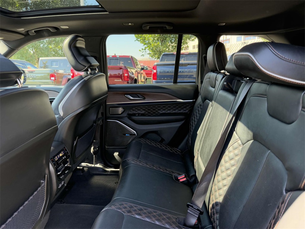 2022 Jeep Grand Cherokee Summit photo 16