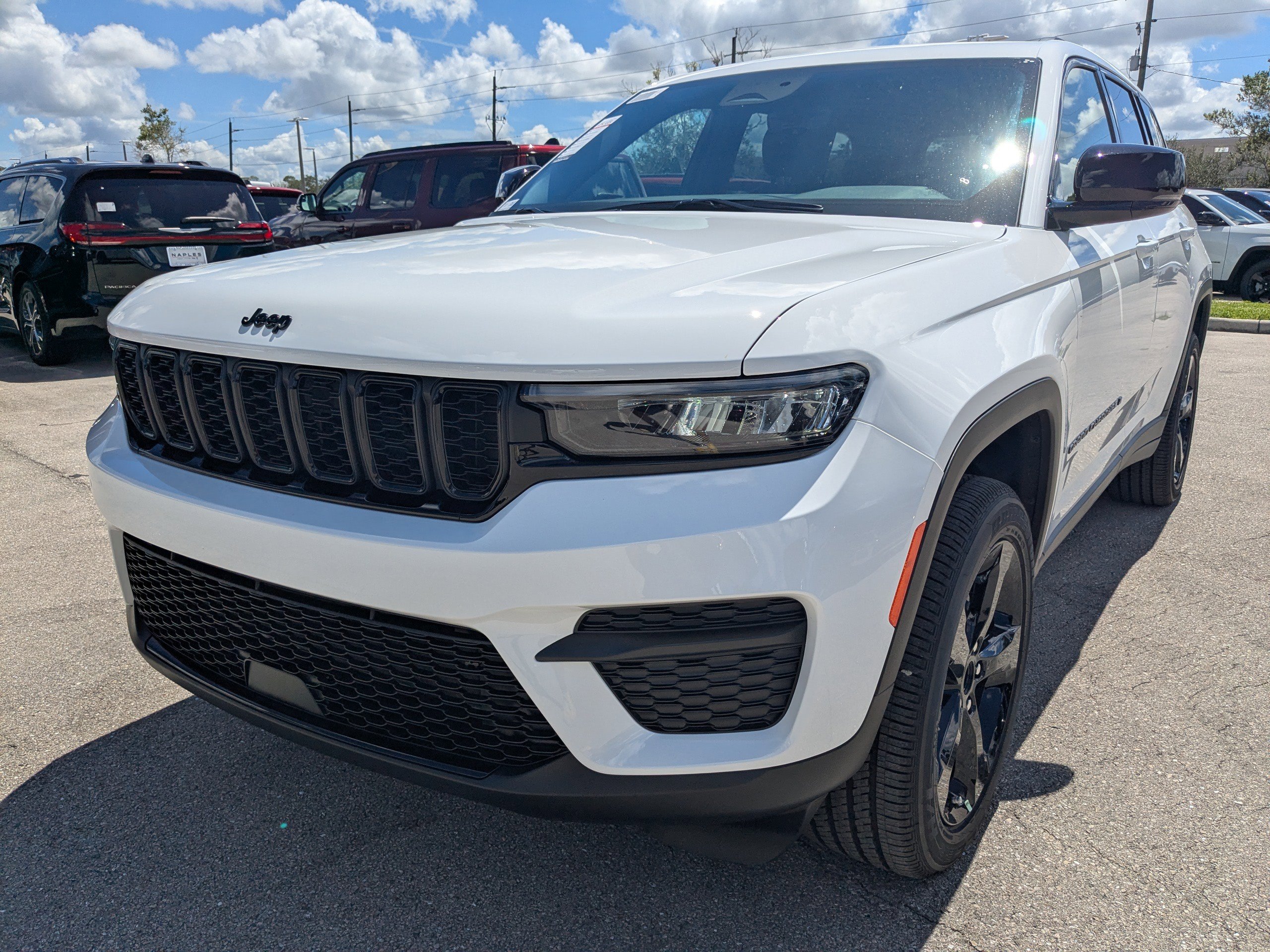 2025 Jeep Grand Cherokee Laredo Altitude photo 9